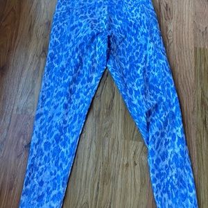 NWOT Calvin Klein performance leggings. Snake pattern. Soft blue tones. Medium